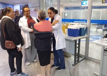 Ação na Caixa Econômica Federal vacina mais de 200 pessoas contra gripe em Poços de Caldas