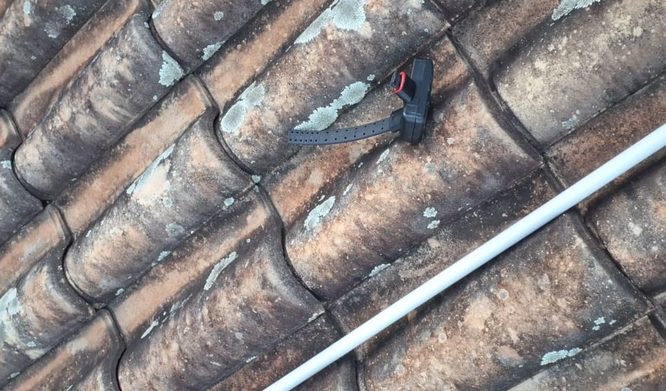 Polícia Penal recupera tornozeleira eletrônica que foi arremessada em telhado de casa no Jardim dos Estados em Poços