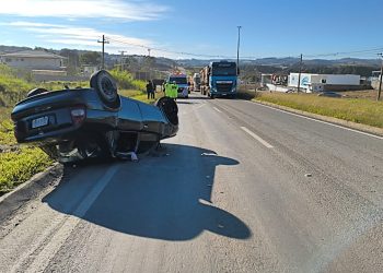 Mulher capota carro na rodovia do Contorno em Poços de Caldas