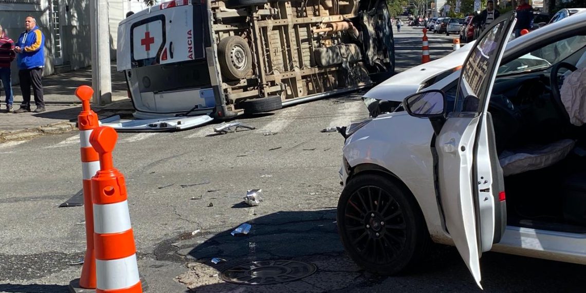 Acidente entre ambulância e dois carros é registrado no centro de Poços