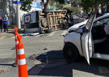 Acidente entre ambulância e dois carros é registrado no centro de Poços