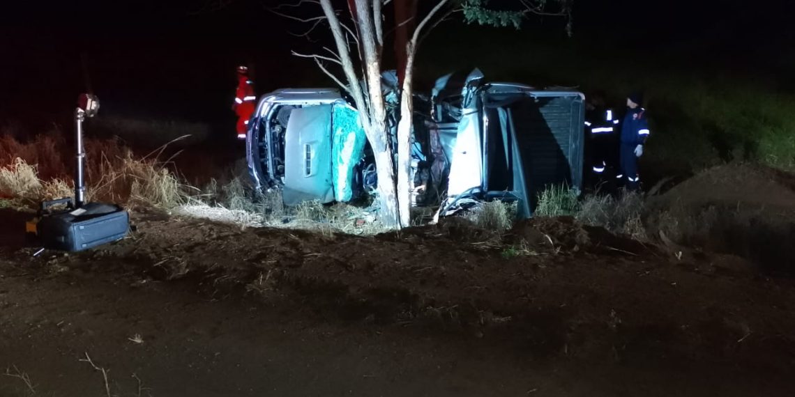 Motorista morre após perder controle da caminhonete e bater contra árvore em rodovia na região
