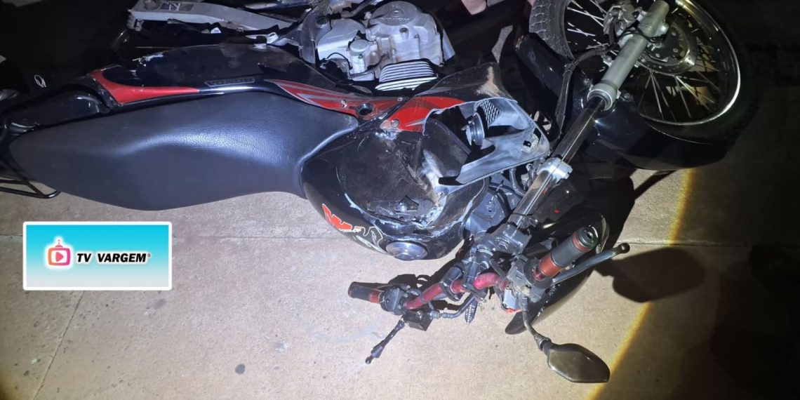 Piloto pula de moto e escapa por pouco de ser atingido por carreta bitrem