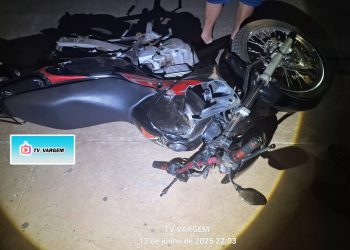 Piloto pula de moto e escapa por pouco de ser atingido por carreta bitrem