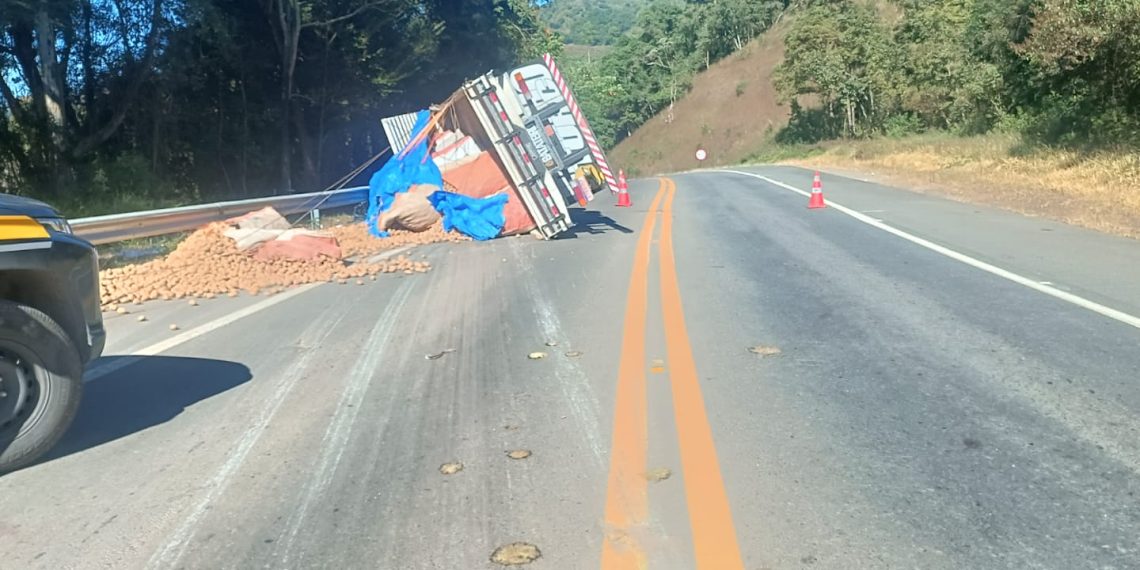 Caminhão carregado com batatas tomba na BR-459 em Poços de Caldas