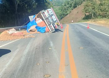 Caminhão carregado com batatas tomba na BR-459 em Poços de Caldas