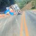 Caminhão carregado com batatas tomba na BR-459 em Poços de Caldas
