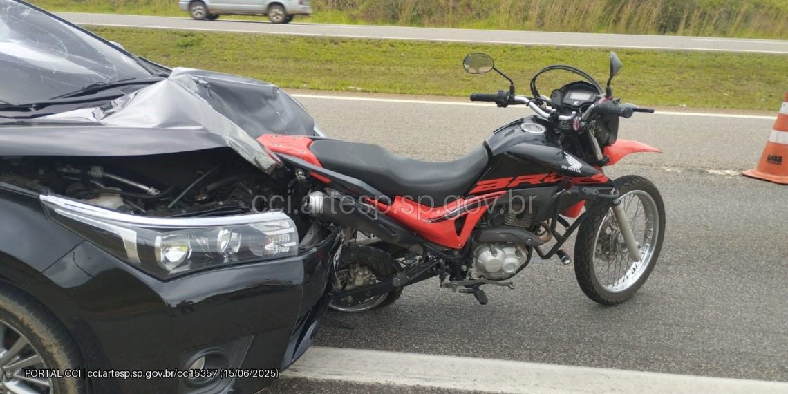 Garupa morre e motociclista fica gravemente ferido após serem atingidos por carro em rodovia da região