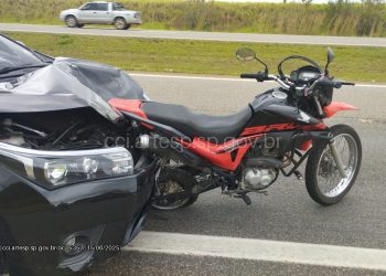 Garupa morre e motociclista fica gravemente ferido após serem atingidos por carro em rodovia da região