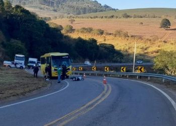 Atrasado para o trabalho, motociclista tenta ultrapassagem em local proibido e morre após bater de frente com ônibus