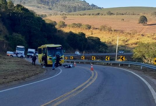 Atrasado para o trabalho, motociclista tenta ultrapassagem em local proibido e morre após bater de frente com ônibus