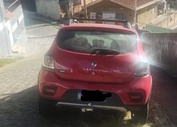 PM localiza carro que havia sido furtado de motorista por aplicativo em Poços