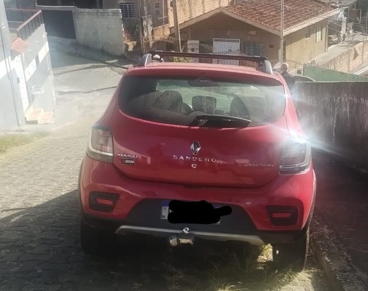 PM localiza carro que havia sido furtado de motorista por aplicativo em Poços