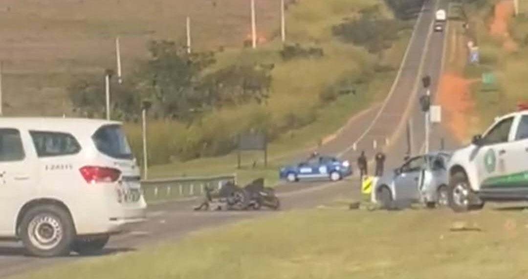 Garupa morre após acidente entre carro e moto na região