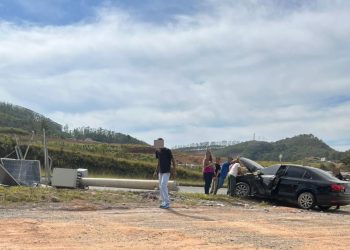 Motorista bate e derruba poste na zona sul de Poços de Caldas