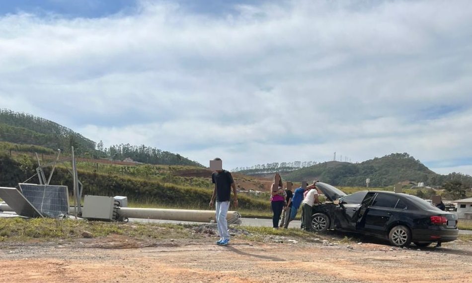 Motorista bate e derruba poste na zona sul de Poços de Caldas