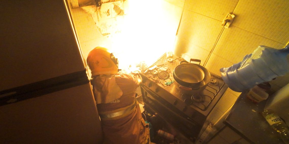Bombeiros controlam incêndio em cozinha de casa em Poços
