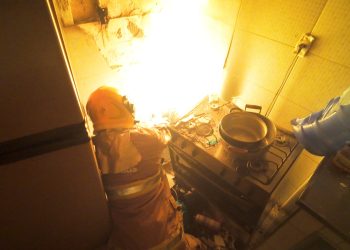 Bombeiros controlam incêndio em cozinha de casa em Poços
