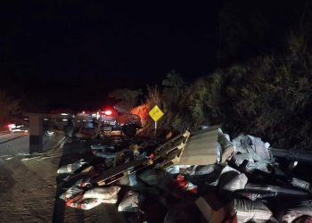 Motorista sofre traumatismo cranioencefálico após capotamento de caminhão na BR-146