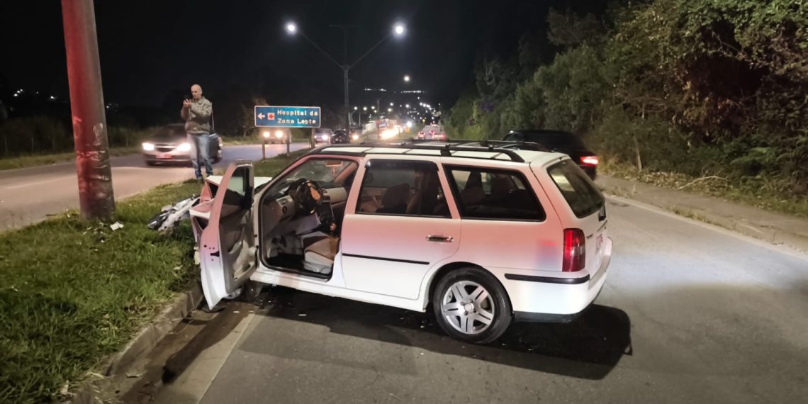 Motorista fica ferido após bater em poste na zona leste Poços de Caldas