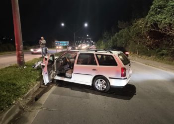 Motorista fica ferido após bater em poste na zona leste Poços de Caldas