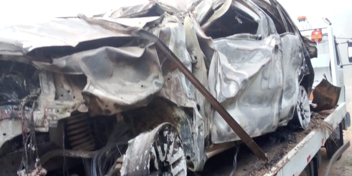 Homem morre carbonizado após capotamento de caminhonete