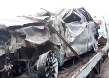 Homem morre carbonizado após capotamento de caminhonete