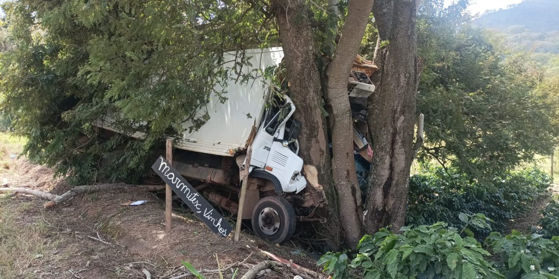Motorista morre em acidente de caminhão na LMG-889