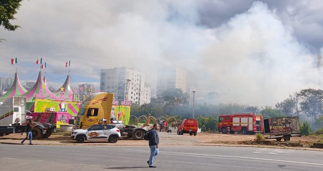 Incêndio em área próxima a circo causa susto e mobiliza bombeiros Poços de Caldas