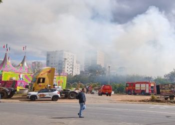 Incêndio em área próxima a circo causa susto e mobiliza bombeiros Poços de Caldas