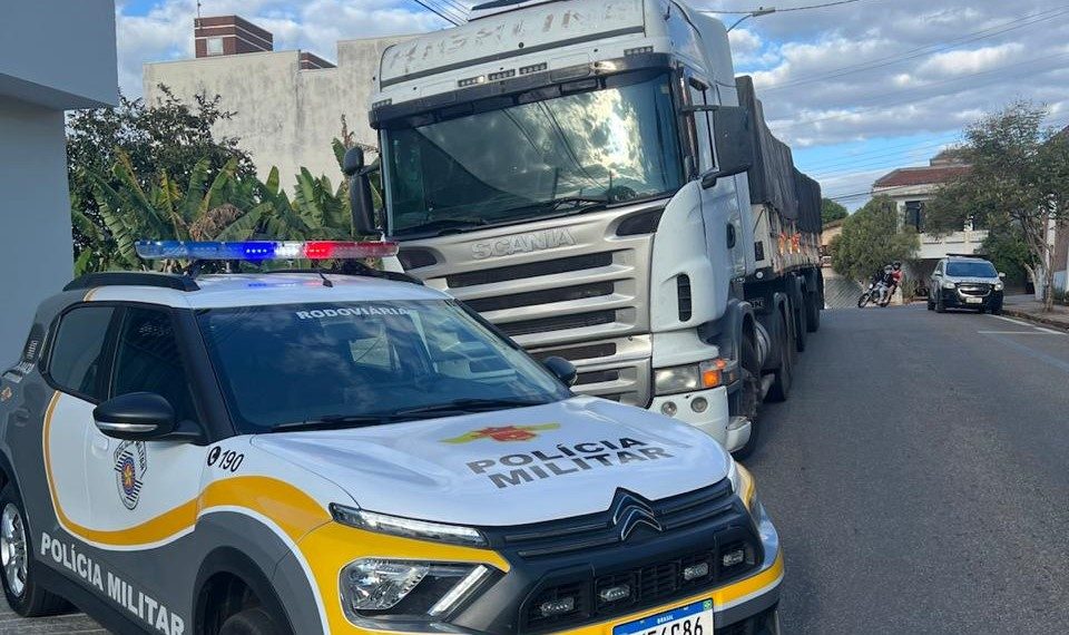 Foragido da justiça é preso após passar por base policial sem cinto de segurança