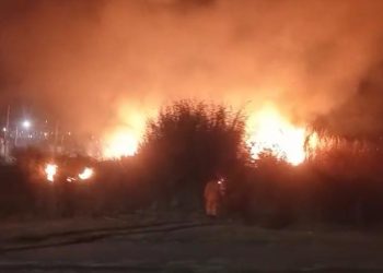 VÍDEO: incêndio de grandes proporções atinge área próxima ao aeroporto de Poços de Caldas
