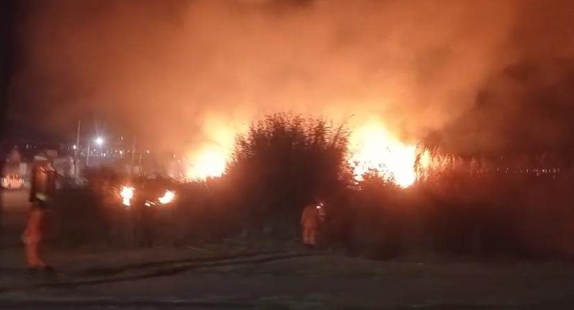 VÍDEO: incêndio de grandes proporções atinge área próxima ao aeroporto de Poços de Caldas