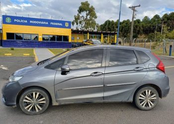 Homem retira carro de loja para testar, não devolve e acaba preso pela PRF  