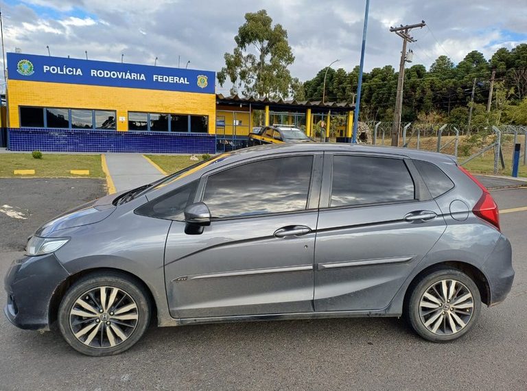 Homem retira carro de loja para testar, não devolve e acaba preso pela PRF  