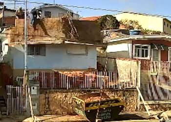 Susto: parte de telhado desaba com trabalhador em Poços de Caldas; VÍDEO