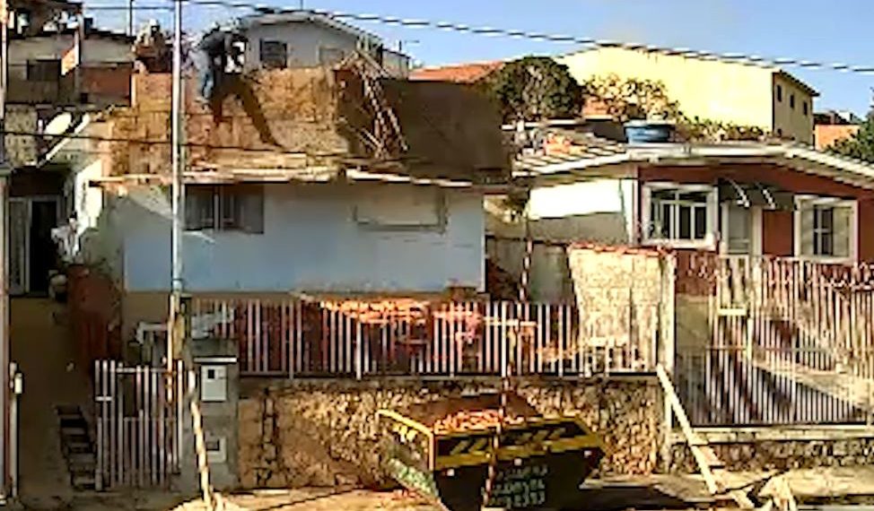 Susto: parte de telhado desaba com trabalhador em Poços de Caldas; VÍDEO