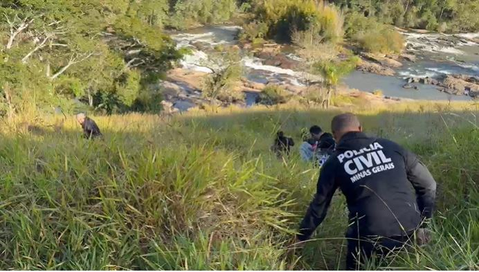 Corpo queimado, esquartejado e jogado em cachoeira: crueldade em homicídio impressiona policiais