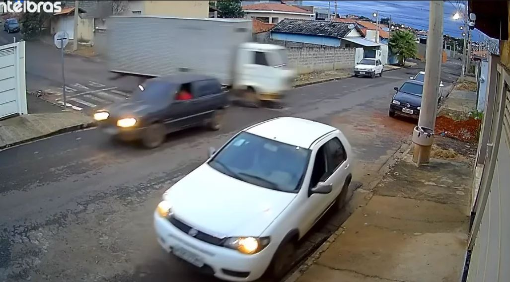 Impressionante: caminhão desgovernado invade casa em cidade do Sul de Minas; VÍDEO