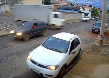 Impressionante: caminhão desgovernado invade casa em cidade do Sul de Minas; VÍDEO