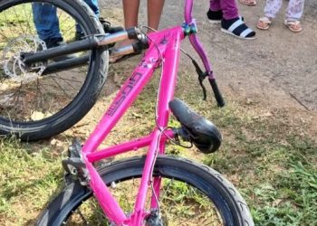 Adolescente é internada em estado gravíssimo após acidente entre carro e bicicleta