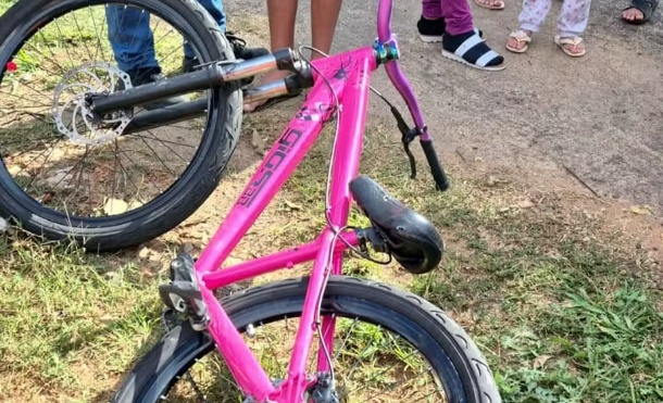 Adolescente é internada em estado gravíssimo após acidente entre carro e bicicleta