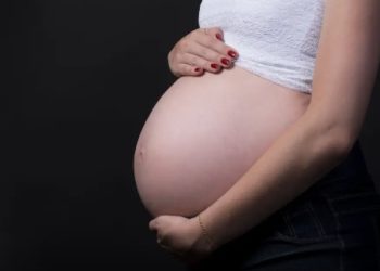 Número de filhos por mulher no Brasil é o menor da história, aponta IBGE