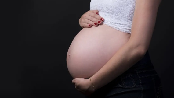 Número de filhos por mulher no Brasil é o menor da história, aponta IBGE