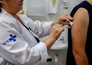Vacinação contra dengue tem início em Poços