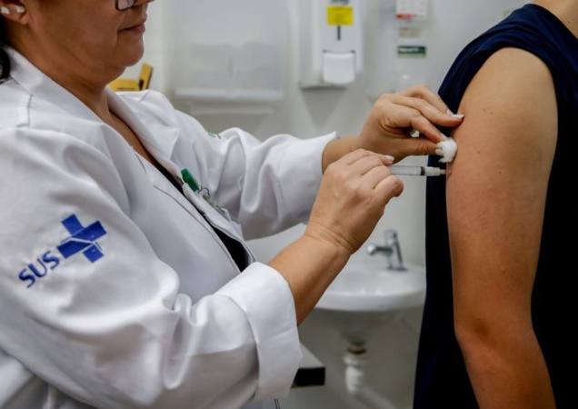 Vacinação contra dengue tem início em Poços