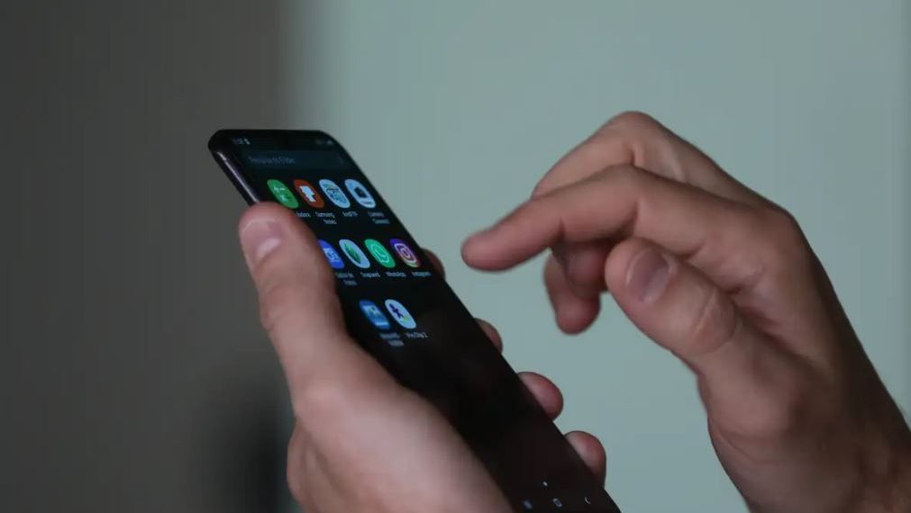 Procon-MG divulga guia com orientações para manter o celular seguro