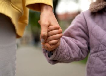 Mães podem entregar o filho para adoção voluntariamente, orienta TJMG