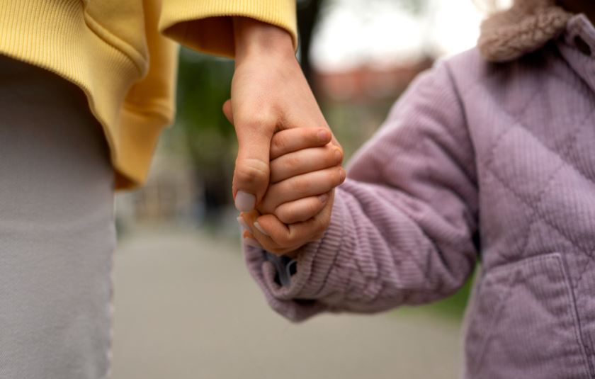 Mães podem entregar o filho para adoção voluntariamente, orienta TJMG