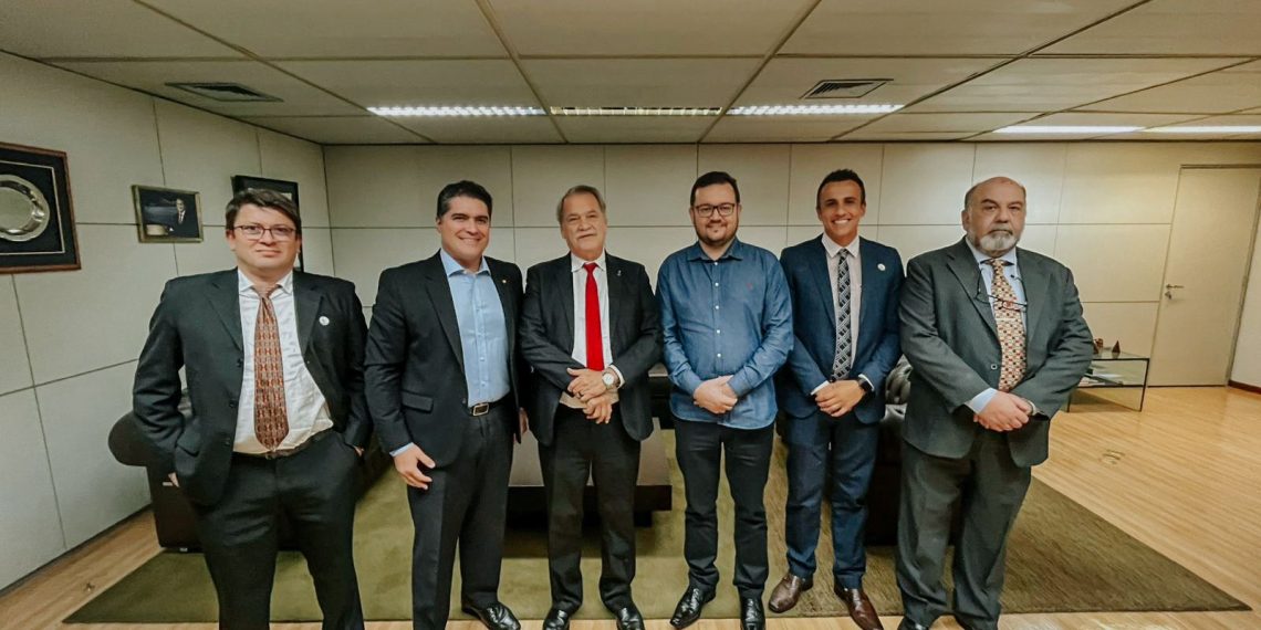 Vereadores de Poços participam de reunião no TCE e acompanham denúncias feitas pela Câmara
